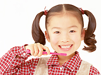 歯磨きしている女の子